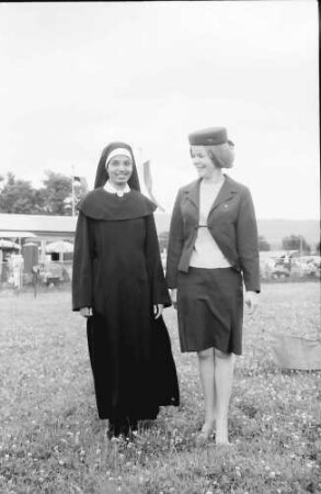 Freiburg: Stewardess mit Schwester Alfonsa