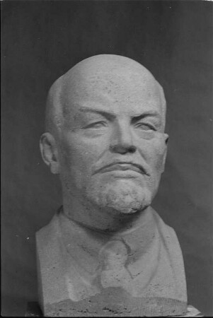 Lenin-Büste : Lenin-Büste. Gips (1960/1962) (Studentenarbeit der Bildhauerklasse von Walter Arnold)