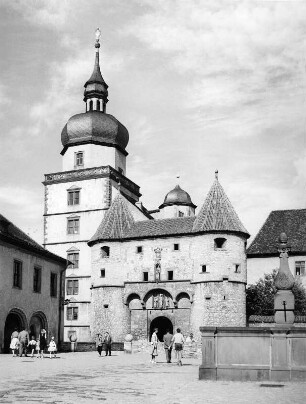 Würzburg. Festung Marienberg. Scherenbergtor (1482). Westseite mit Kiliansturm