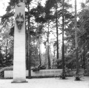 Dresden-Trachau, Moritzburger Landstraße 299. Heidefriedhof (1929-1934 angelegt). Ehrenhain mit Mahnmalen für die Opfer des Faschismus (1962-1963; K. Girt, K. Röthig)