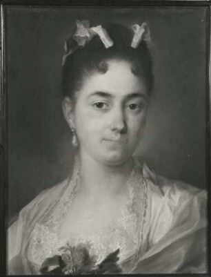 Dame mit rosa Bändchen im Haar : Dame mit rosa Bändchen im Haar. Pastell auf Papier; 46 x 35 cm (vor 1757; R. Carriera). Dresden: Gemäldegalerie Alte Meister P 97
