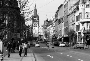 Freiburg: Kaiser-Joseph-Straße mit Martinstor von der O-Brücke