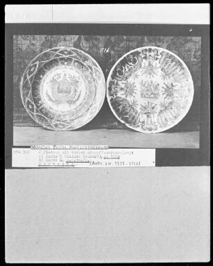 zwei Platten mit bunter Scharffeuerbemalung: a) Marke N (Casper Neuner?), b) Marke S
