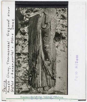 Paris: Musée Cluny, Thermensaal, Fragment einer Statue von Notre Dame