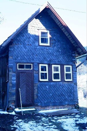Giebelwand eines Schieferhauses