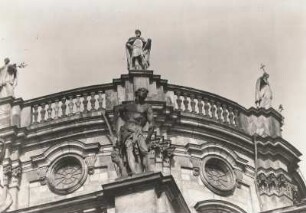 Dresden-Altstadt. Kathedrale (1738-1755; G. Chiaveri). Ostecke Hl. Aloysius, Kaiser Heinrich, Magnus (oben), Hl. Sebastian (unten)