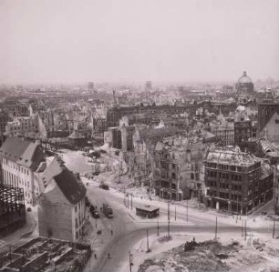 Berlin-Mitte. Blick auf die zerstörte Stadtmitte (Molkenmarkt), links die Mühlendammbrücke, rechts die Nikolaikirche und im Hintergrund die Kuppel vom Schloss
