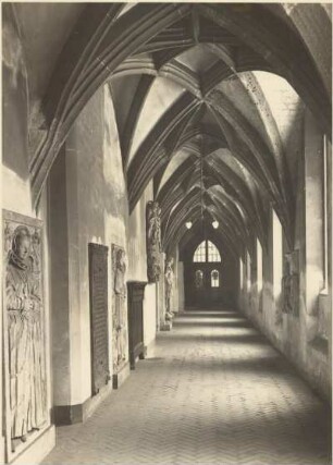 Leipzig, Paulinerkirche. Kreuzgang (13. Jahrhundert) : Leipzig, Paulinerkirche (1240 geweiht, nach 1485 erweitert, Chor 1519-1521, Umbau 1710-1712, 1897-1899; A. Roßbach). Kreuzgang (13. Jahrhundert) mit Grabsteinen