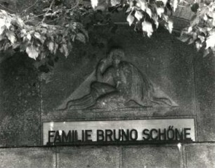 Schwarzenberg. Friedhof. Grabanlage der Familie Bruno Schöne. Stein, Schmiedeeisen (wohl um 1925). Detail: Schmuckrelief
