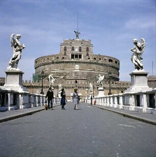 Rom. Blick von der Ponte San Angelo auf die Engelsburg