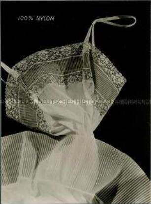 Modeaufnahme, Charmor-Unterkleid