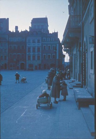 Straßenszene mit Passanten und Kinderwagen
