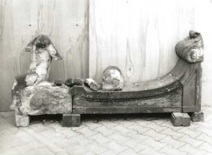 Volute mit Sitzfigur-Torso vom Torpfeiler der Toranlage, Westseite (1756/1763; G. Knöffler). Sandstein. Dresden-Altstadt, Taschenbergpalais (Zustand vor der Restaurierung)