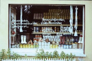 DDR. Verkausstelle für Farben, Arbeitsbekleidung und Baustoffe (wahrscheinlich ein BHG-Laden)