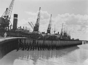Hafenbild : Verladekräne im Hafen von Beira