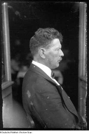 Der Maler Karl Quarck, sitzend im Profil