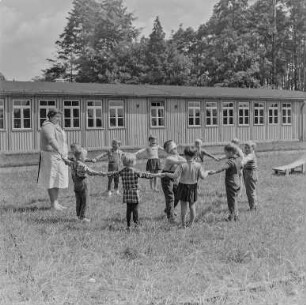 Kindergarten, See : See. Kindergartenkinder und Erzieherin beim Spiel