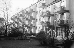 Freiburg; Stühlinger: Wohnhäuser des Bauvereins; mit Balkons; Schenkstraße 10-12
