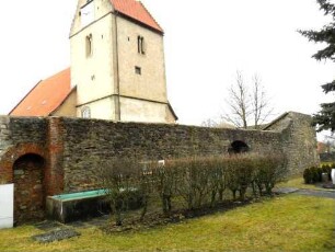 Ansicht von Südosten mit Kirche über Kirchhofmauer (innere Kirchhofmauer - zu drei Viertel der Originalhöhe erhalten - vorgelagerte Zwingermauer abgetragen)