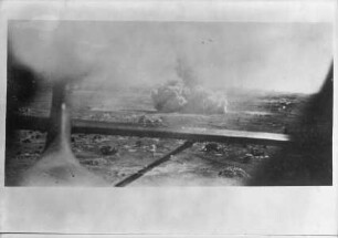 Detonation einer Fliegerbombe auf Malta, aufgenommen aus einem Bomber vom Typ Savoia-Marchetti SM.79 der italienischen Luftwaffe