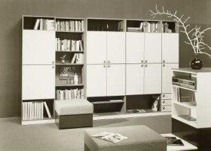 Anbauwand "Smaragd" : Wohnzimmermöbel. Anbauwand "Smaragd" (1976; Möbelkombinat Erfurt (MKE)) und Hocker