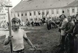 Maibaumwerfen in Königswartha : Ort: Rakecy / Königswartha. Maibaumwerfen, kurz vor dem Fallenlassen des Maibaumes