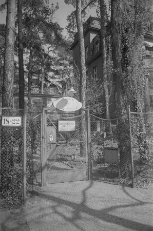 Jubiläumsfeier im Mutterhaus der Diakoniegemeinschaft Bethel in Berlin-Dahlem : Eingang zum Mutterhaus der Diakoniegemeinschaft Bethel