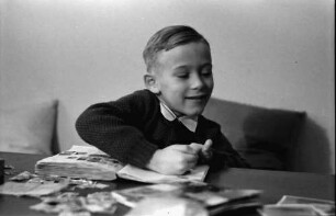 Bukarest: Wohnung Schmidt, Schmidt (Junior) beim Briefmarkenkleben