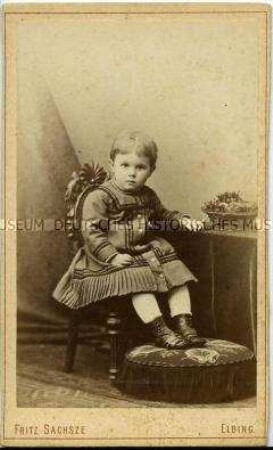 Kleines Mädchen auf Stuhl, Carte de Visite