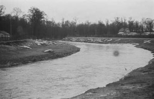 Eisschollen am Ufer : Eisschollen am Ufer der Weißen Elster. Elster, kurz nach heutigem Abzweig des Elsterflutbettes, links nicht sichtbar Bootshaus Gemania