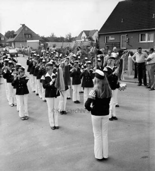 Dorffest der Dorfgemeinschaft Klein Wesenberg: Spielmannszug der "Old Reinfelder Jungs": hinten Zuschauer und Häuser