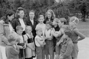 Kinderheim im Volkseigenen Betrieb "Fortschritt" : Gruppenporträt von Frau Mut und anderen Pflegerinnen mit den Heimkindern