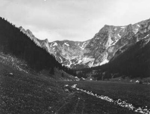 Im Bergtal : Blick in ein Bergtal mit Bach und Hütten