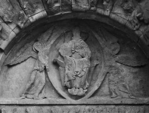 Tympanon: Christus in der Mandorla, gehalten von zwei Engeln