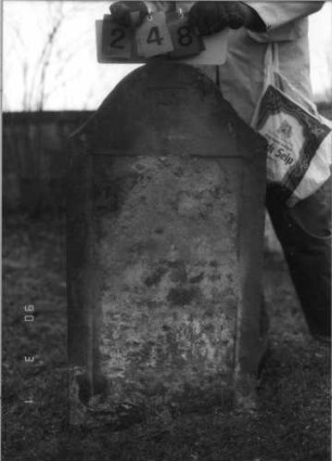 Grabstein 248 (Index: 100114641) Material: Sandstein Zustand: sehr stark verwittert mit totalem Textverlust Maße HxBxT: 109x53x12 cm Beschreibung: Stele mit geschwungenem Bogen: Grabstein 248