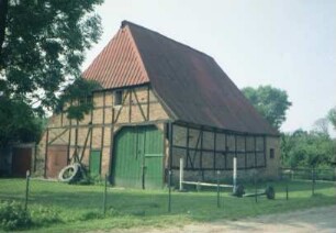 Hauptstraße 6: Fachwerkscheune: Giebelseite mit Scheunentor, Traufseite