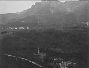 Panoramablick : Blick über eine bergige Landschaft mit einzelnen Siedlungen