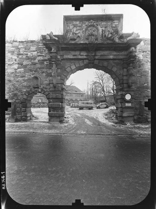 Marksuhl. Schloß (1587/1591, Ausbau 1613/1616 und 1741/1743). Portal (Außenansicht, südliche Hofmauer)