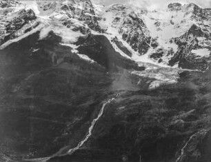 Im Gebirge : Blick über ein verschneites Gebirge