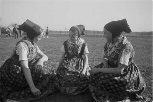 Mädchen in Hoyerswerdaer Tracht. : Holcy we Wojerowskej narodnej drasće.