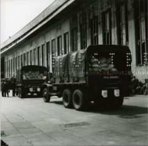 Amerikanische Lastwagen während der Luftbrücke auf dem Flugplatz Tempelhof