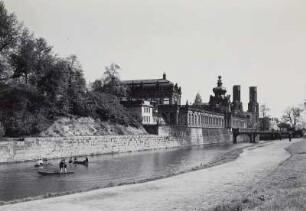 Dresden. Zwingergraben, Durchstich mit Mauer nach der Sophienkirche zu