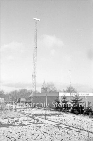 Teichstraße: Funkmast neben Feuerwehrgerätehaus der Freiwilligen Feuerwehr: vorn Garten mit Weg: hinten Mitte Turm der Kirche Zarpen zwischen Bäumen: Winter
