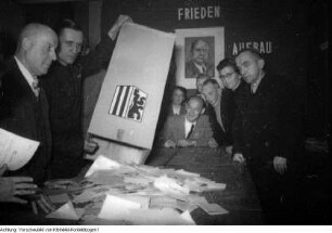 Wahl zur Volkskammer und zum sächsischen Landtag, Wähler bei der Stimmabgabe, Stimmenauszählung, u.a., 15. Oktober 1950