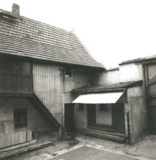 Dresden-Cossebaude, Hauptstraße 7. Dreiseithof (1801/1850). Seitengebäude mit Vorlaube und Stiege, Hofseite