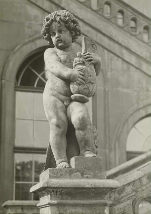 Putto mit Porzellanvase : Putto mit Porzellanvase. Sandstein (1874/1876; C. Behrens). Dresden, Johanneum (Aufgestellt beim (zweiten) Umbau des Stallgebäudes als an Stelle der Gemäldegalerie die Porzellansammlung hier untergebracht wurde. Darauf bezieht sich auch diese Kinderfigur.)