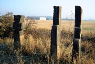 Malteserkreuz und Bildsäulen an der B 7 Richtung Gotha