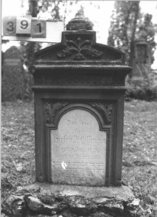 Grabstein 391 (Index: 99787604) Material: Sandstein und Marmor Zustand: unterer Teil einbetoniert, Aufsatz abgebrochen Maße HxBxT: 122x62x14 cm Symbolik: Mohn, florale Motive: Grabstein 391