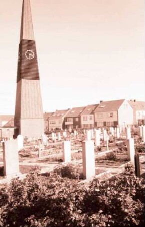Helgoland: Friedhof und Kirchturm im Ort