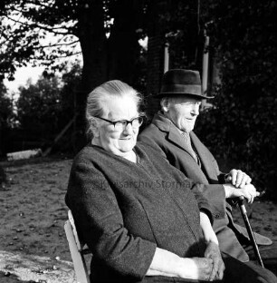 Käselau, August und Bernhardine, geborene Hecht: beide geboren 1886: Einwohner von Rümpel: Aufnahme aus Anlass ihrer Diamantenen Hochzeit am 8. Oktober 1972: im Garten